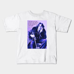 Oscar Wilde portrait and quote: We are all in the gutter, but some of us are looking at the stars Kids T-Shirt